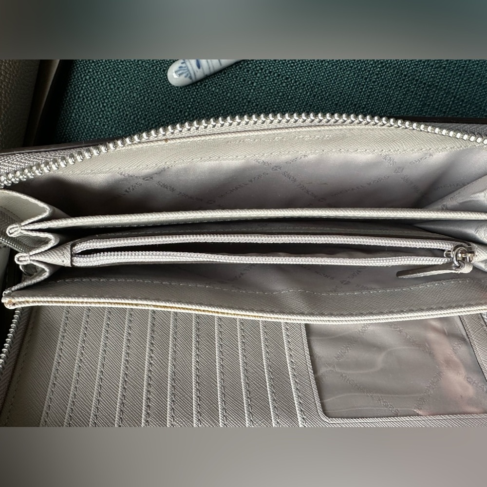 Michael Kors Large Center Zip Tote & Jet Set Travel Continental Wristlet in Grey - Picture 15 of 16